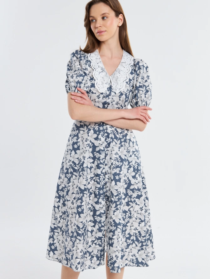 Платье из хлопка с кружевным воротником, белые цветы на синем