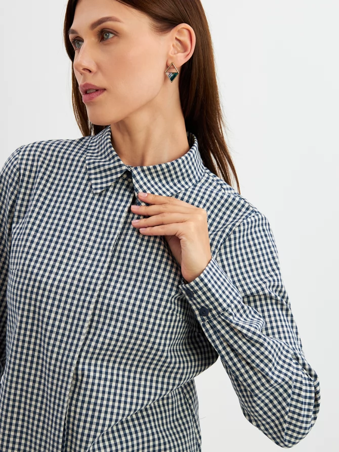 Блузка классическая с контрастной стойкой синяя клетка