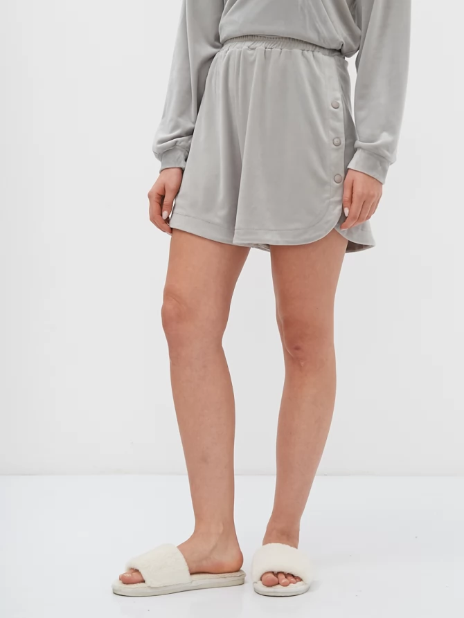 Костюм из велюра с худи и шортами