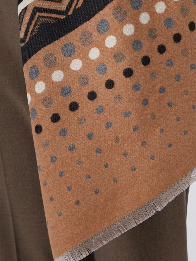 Палантин женский с актуальным геометрическим принтом