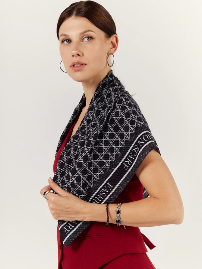 Платок двусторонний с геометрическим принтом и надписью FASHION SCARF