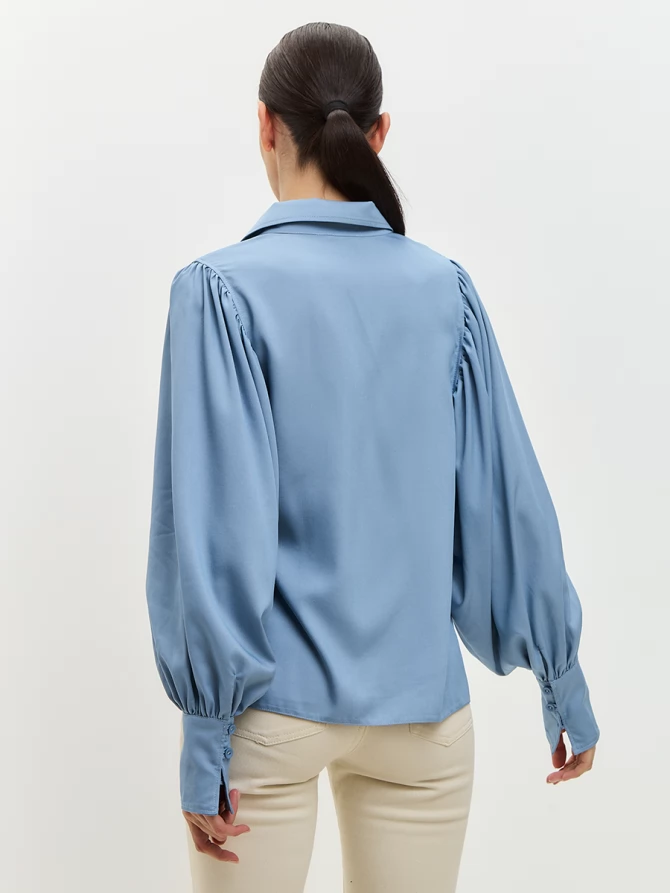 Блузка с объемным рукавом из тонкой джинсы голубая