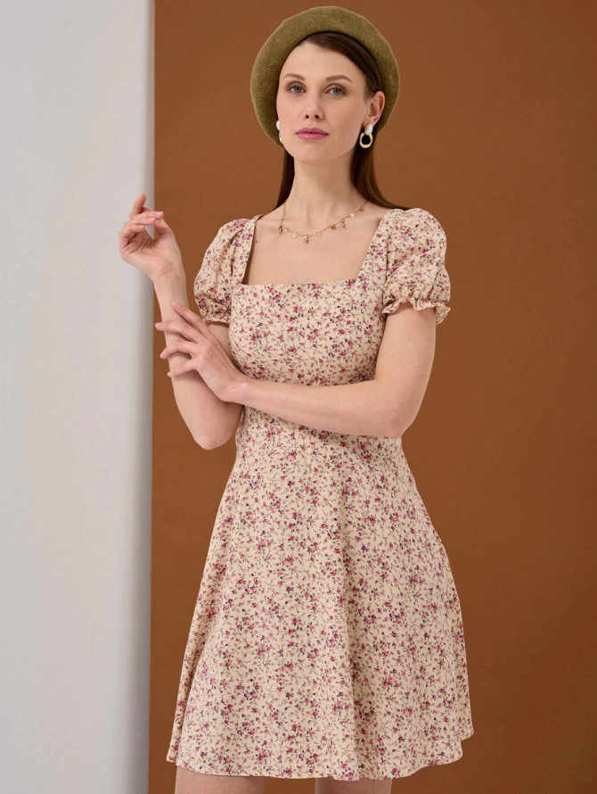 Платье мини из штапеля с цветочным принтом и квадратным вырезом