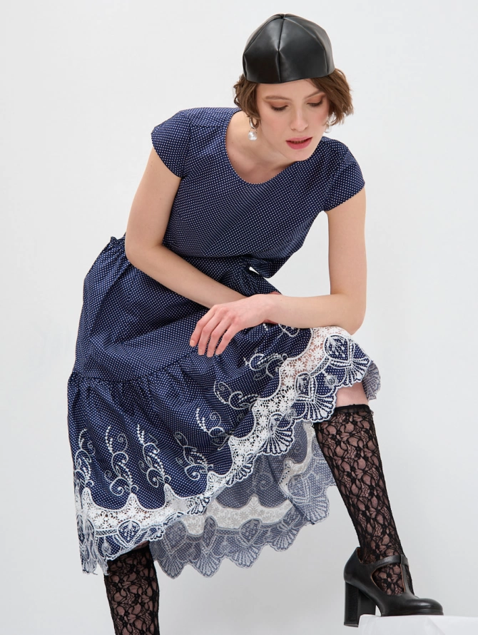 Платье миди с кружевом в горошек