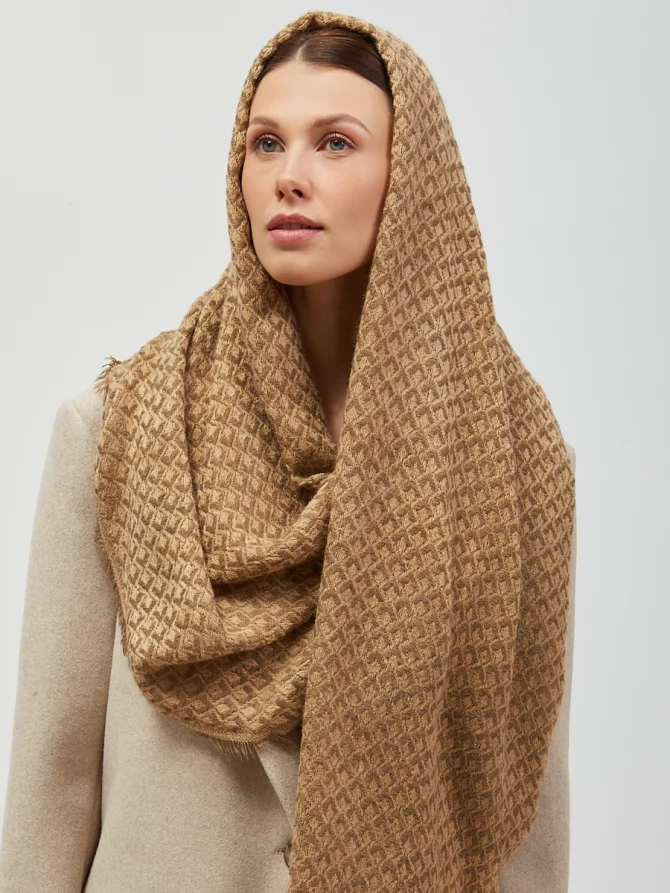 Палантин с рельефной фактурой, цвет кэмел