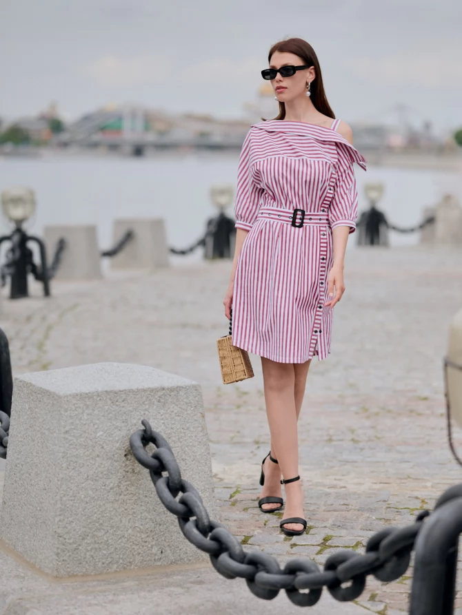 Платье с асимметричным вырезом в полоску