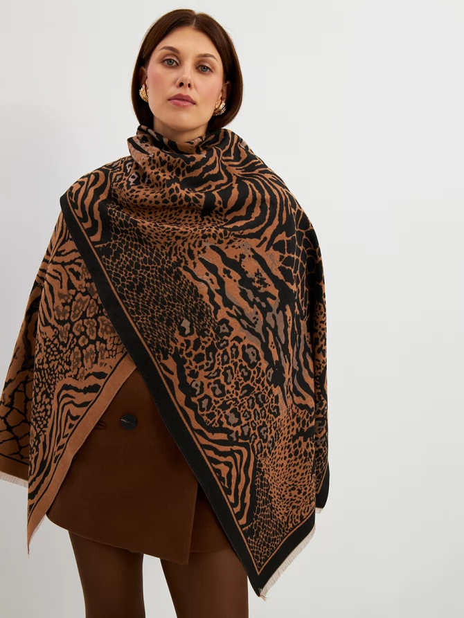 Палантин женский с анималистичным принтом