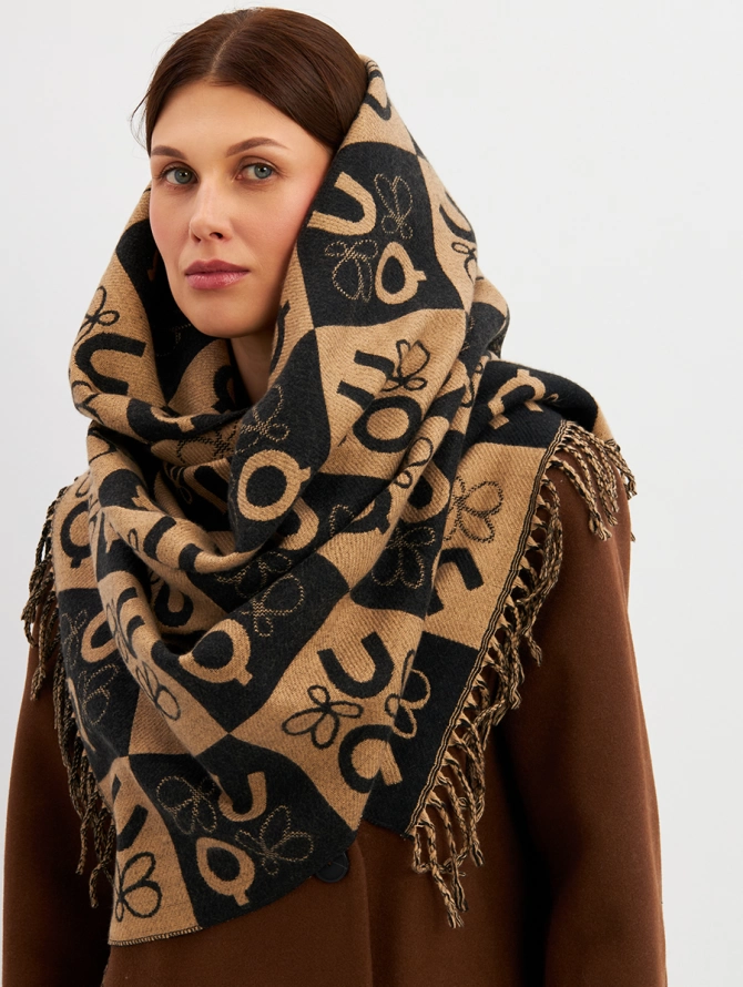 Палантин с графичным узором и бахромой