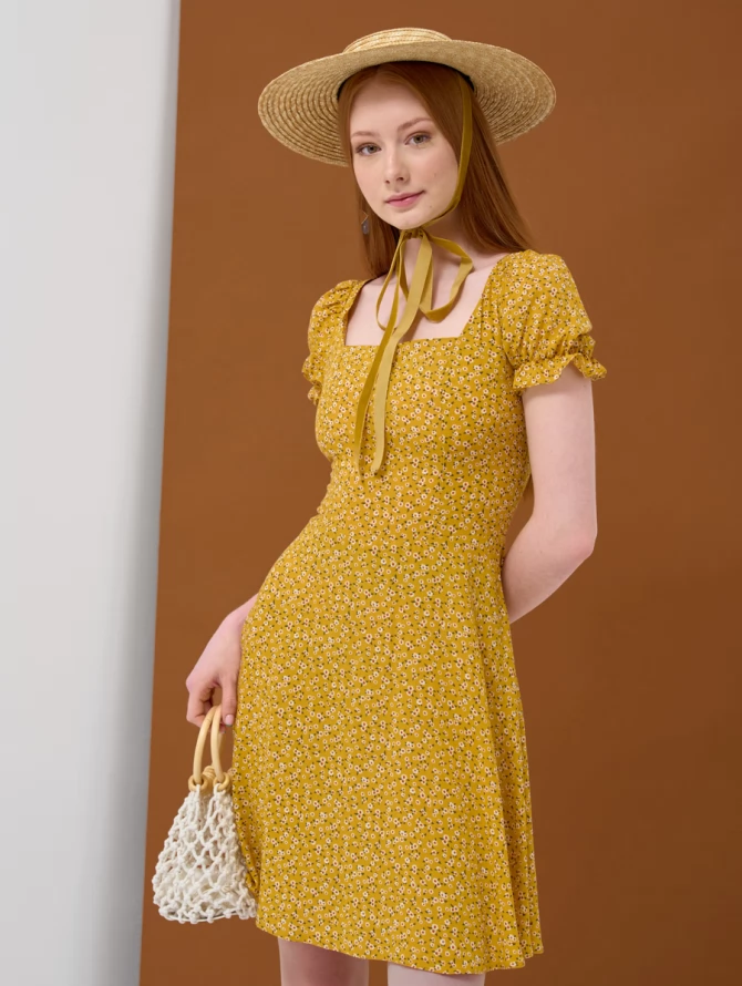 Платье мини А-силуэта с цветочным принтом и резинкой на спинке