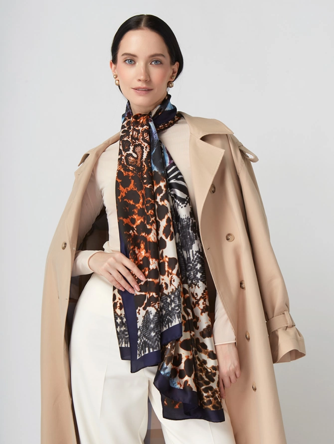 Палантин с анималистичным принтом и синей каймой