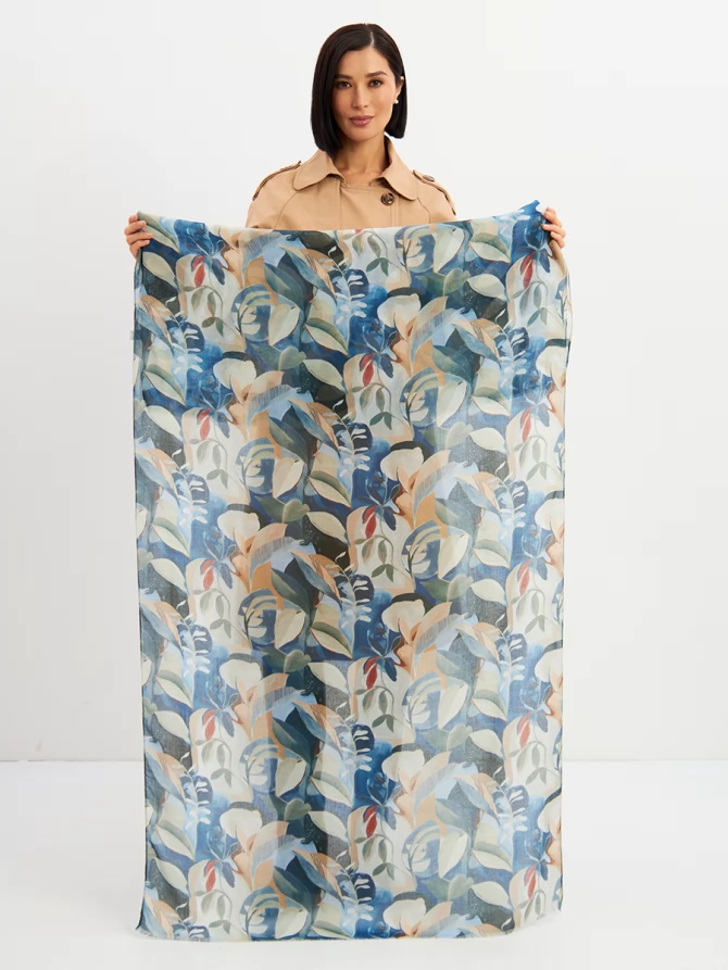 Палантин с абстрактным принтом и бахромой