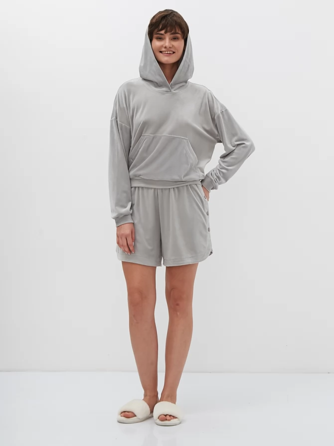 Костюм из велюра с худи и шортами