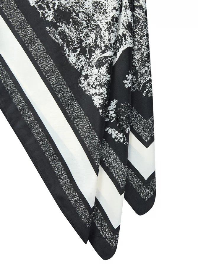 Платок с контрастным черно-белым принтом