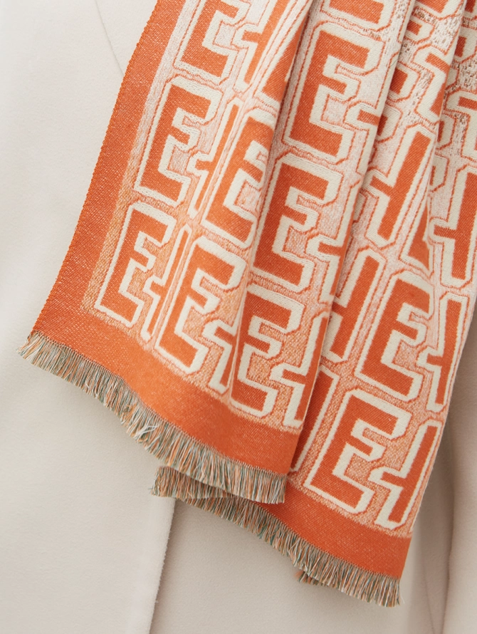 Палантин двусторонний с оранжевым орнаментом