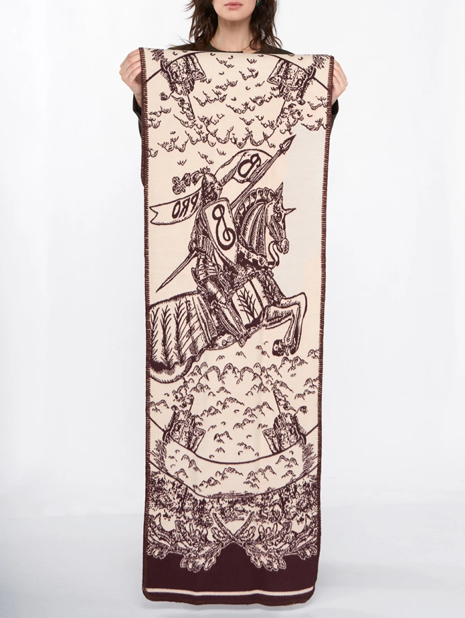 Палантин женский двусторонний с контрастным принтом