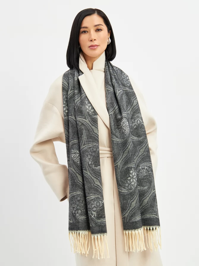 Палантин женский с узором и бахромой