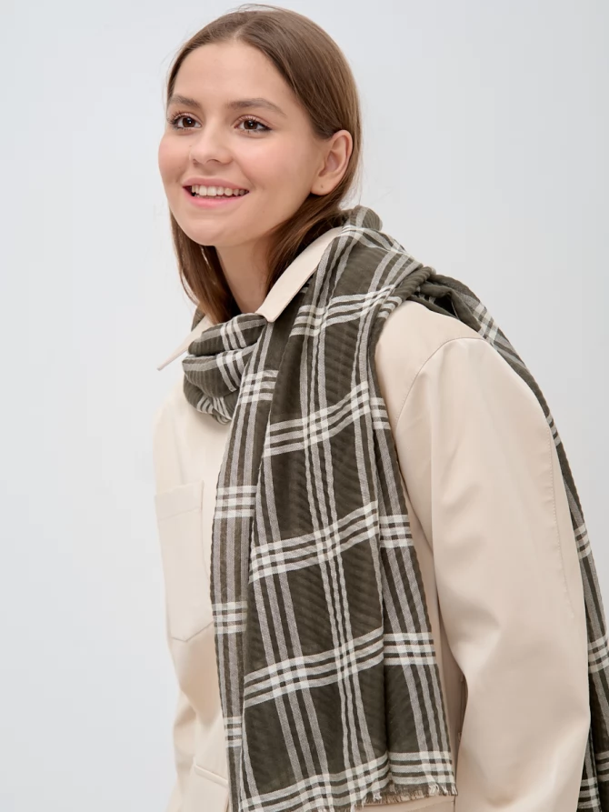 Палантин в клетку с фактурным плетением