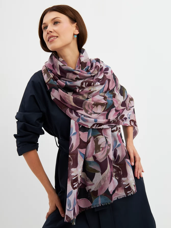 Палантин с абстрактным узором и бахромой