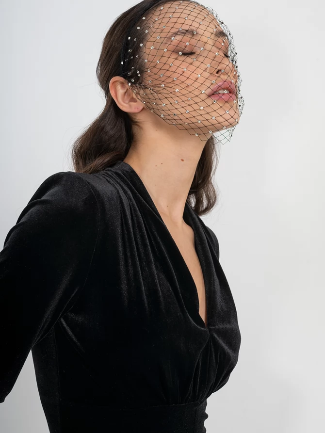 Платье из бархата с вырезом и разрезом OD-848-1 черное