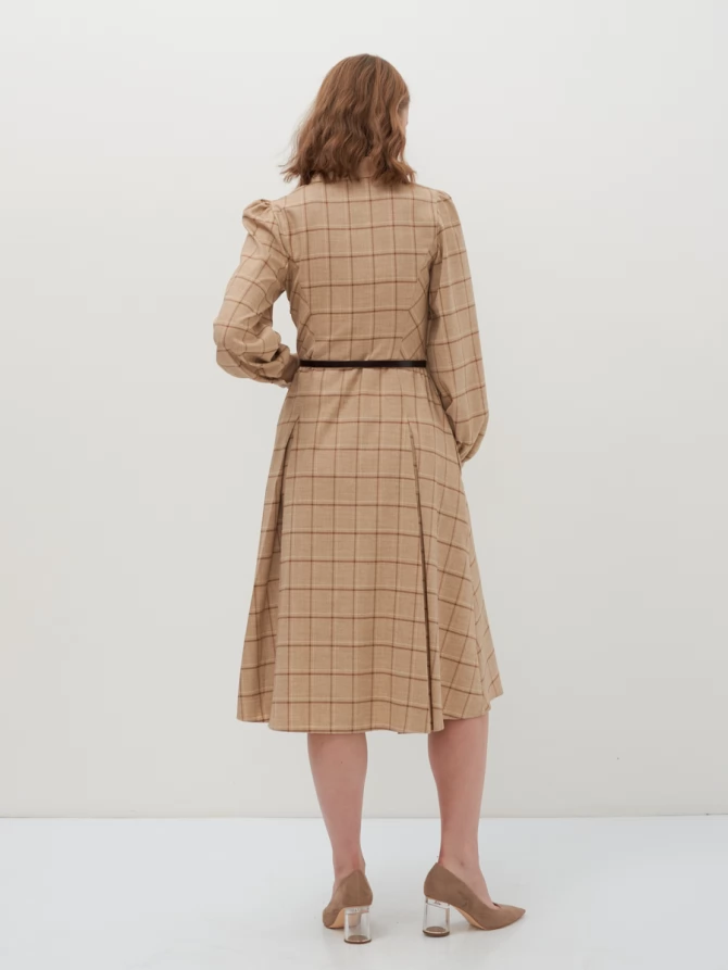 Платье с контрастным воротником и поясом