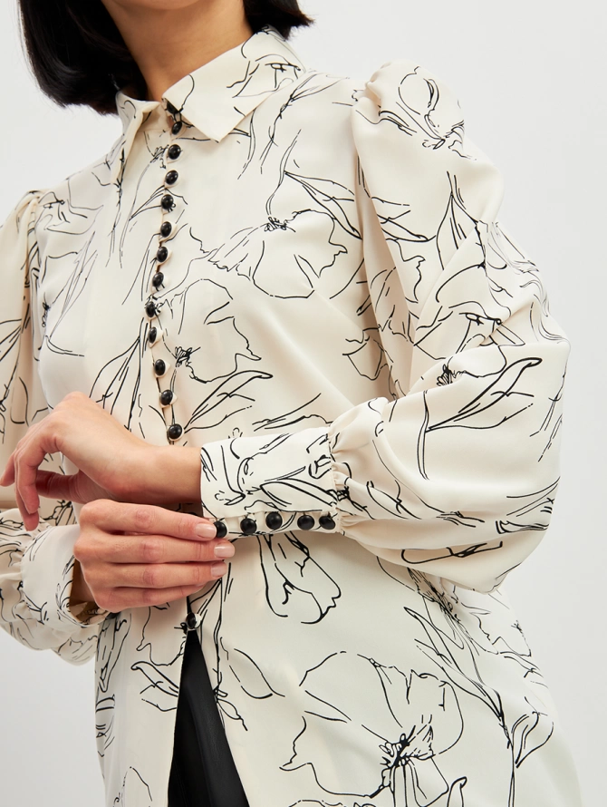 Блузка с принтом "Черный цветок" на светлом фоне