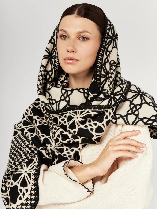 Палантин женский двусторонний с графичным узором