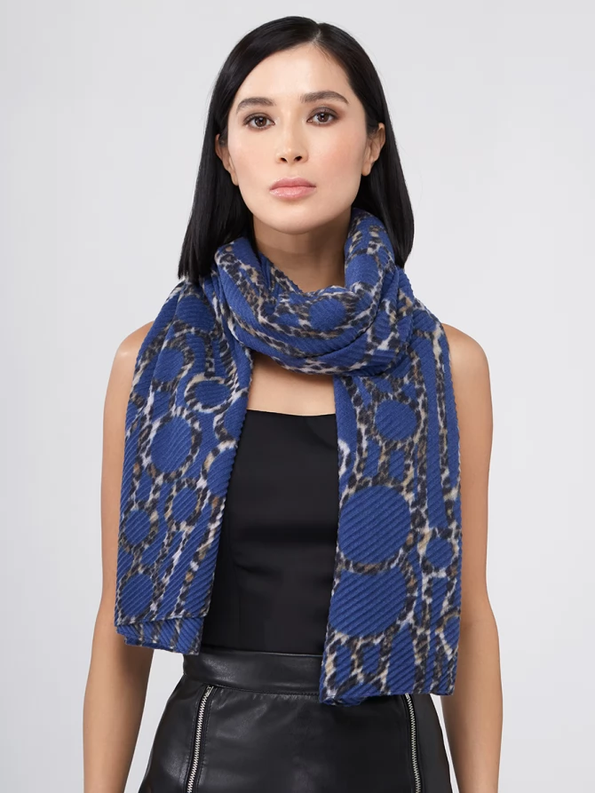 Палантин женский двусторонний с жатой текстурой и анималистичным принтом