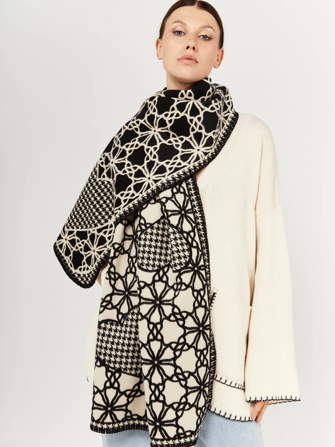 Палантин женский двусторонний с графичным узором