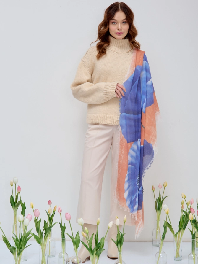 Палантин с авторским сине-оранжевым принтом и бахромой