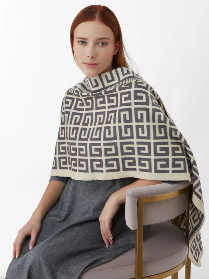 Палантин женский с двусторонним геометрическим принтом