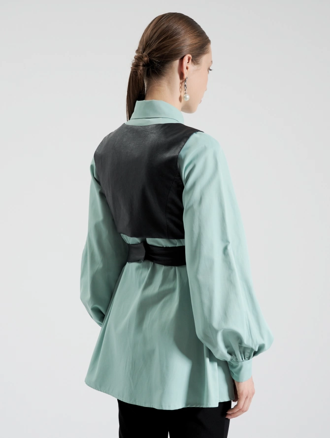 Жилет из эко-кожи с V-образным вырезом