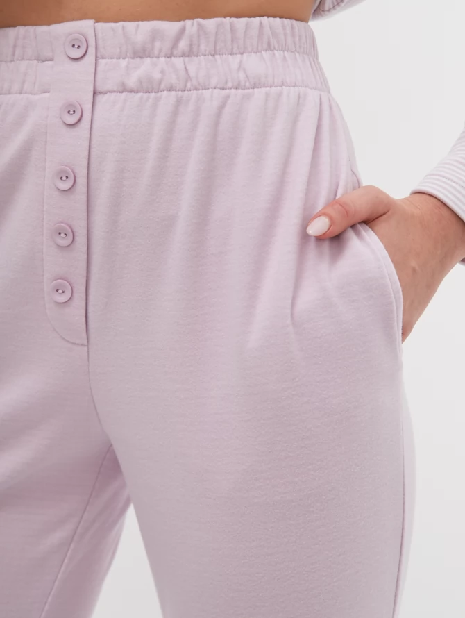 Брюки-джоггеры женские из трикотажа с декоративными пуговицами