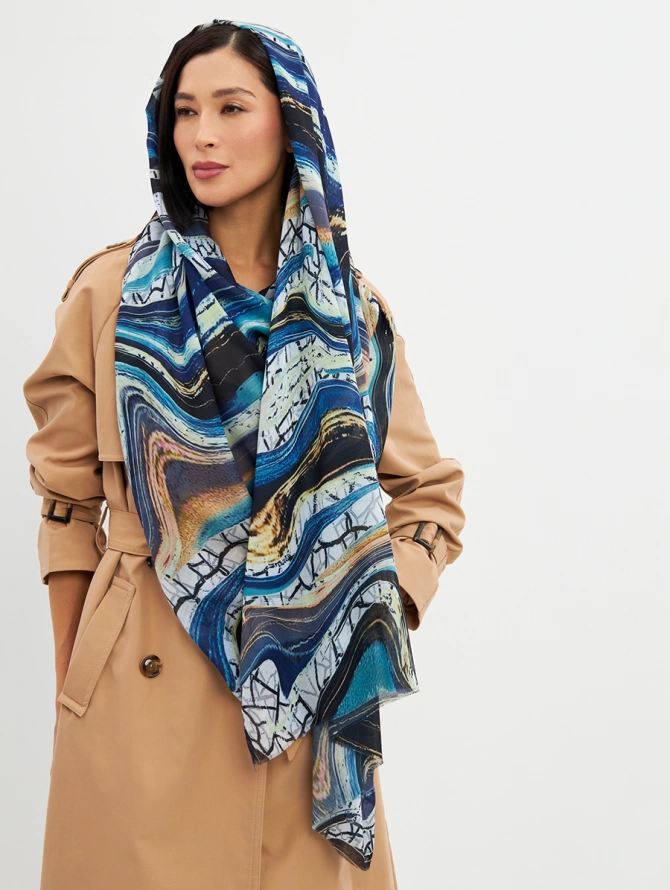 Палантин с абстрактным принтом и бахромой