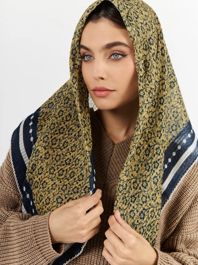 Платок женский двусторонний с растительным узором