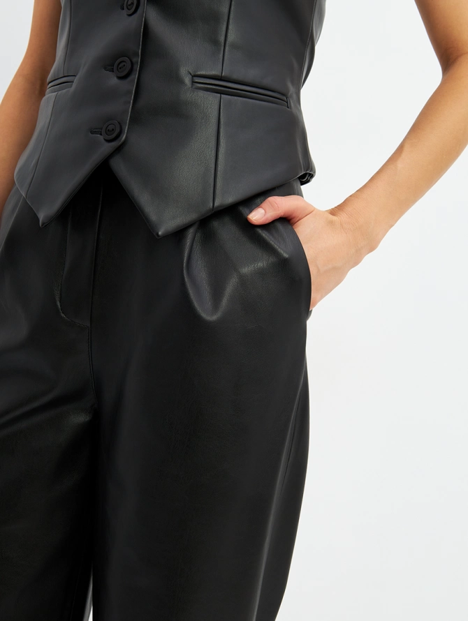 Брюки укороченные из эко-кожи OD-882-1, черные