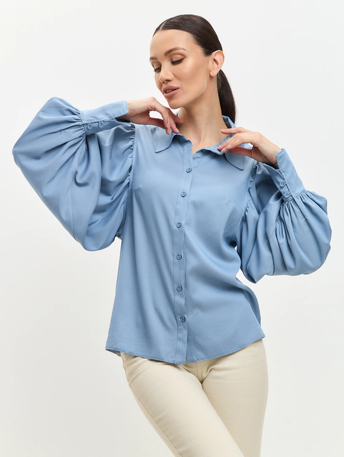Блузка с объемным рукавом из тонкой джинсы голубая
