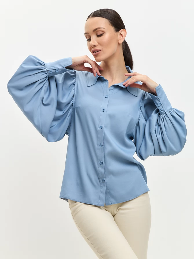 Блузка с объемным рукавом из тонкой джинсы голубая