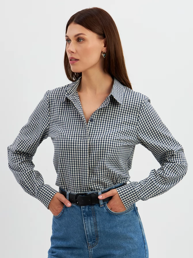 Блузка классическая с контрастной стойкой синяя клетка