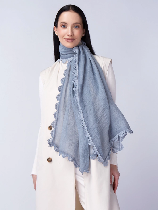 Палантин женский нежно-голубой с кружевной отделкой