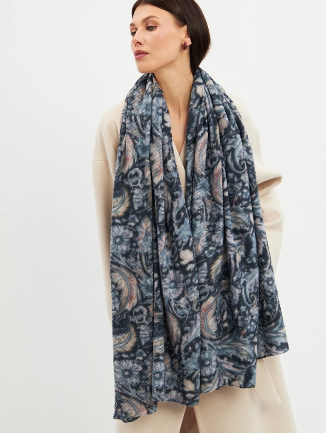 Палантин женский с узорным принтом и жатой фактурой