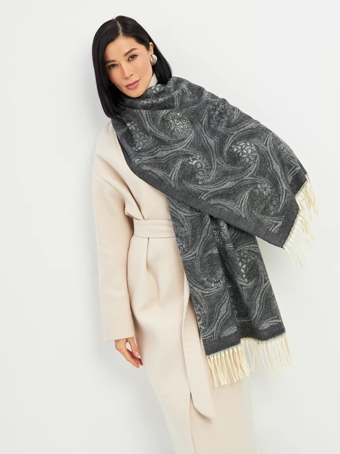 Палантин женский с узором и бахромой
