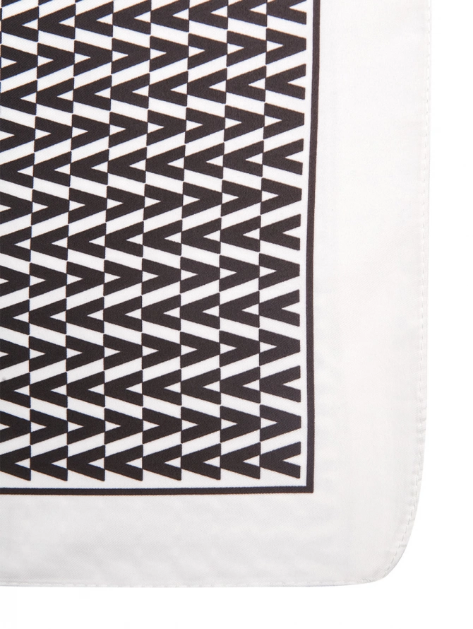 Платок с графичным черно-белым принтом