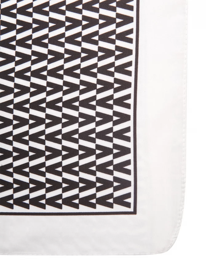 Платок с графичным черно-белым принтом