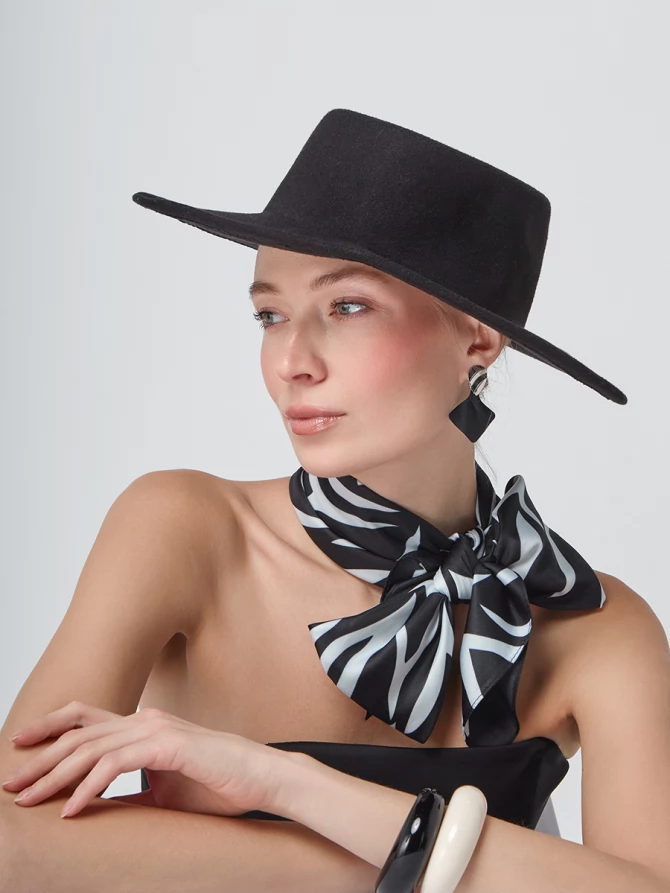 Платок с графичным черно-белым узором