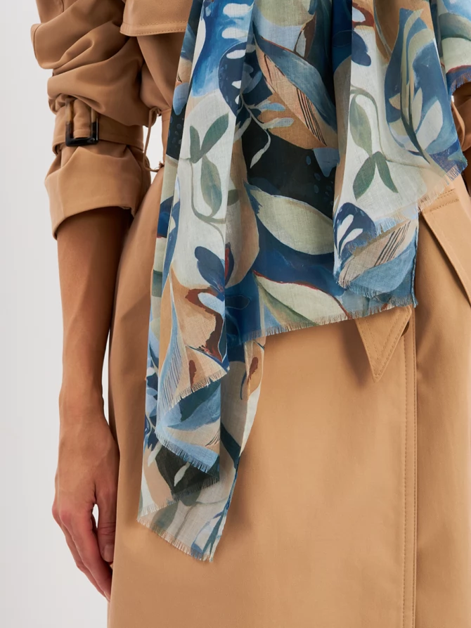 Палантин с абстрактным принтом и бахромой