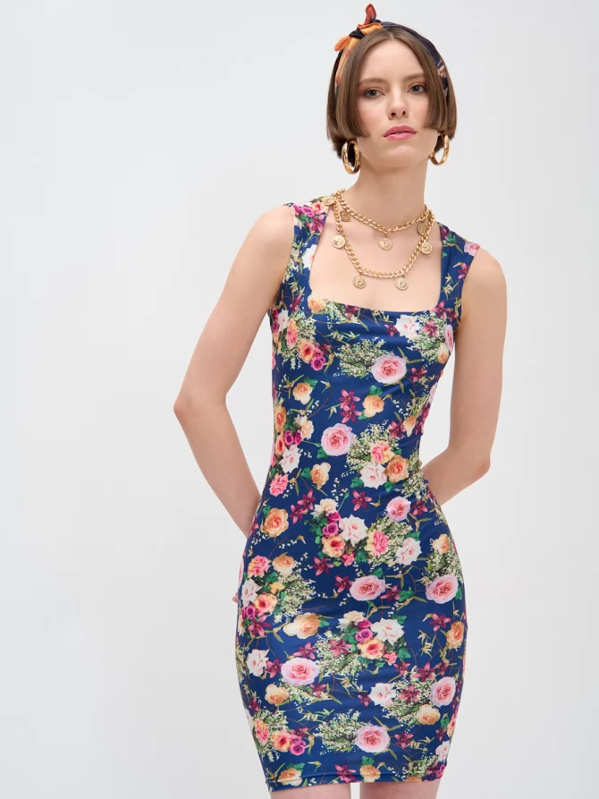 Платье с вырезом каре