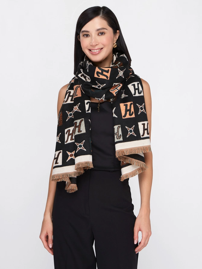 Палантин женский с авторским принтом и графичными элементами