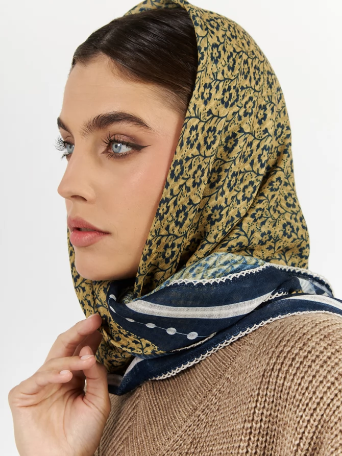 Платок женский двусторонний с растительным узором