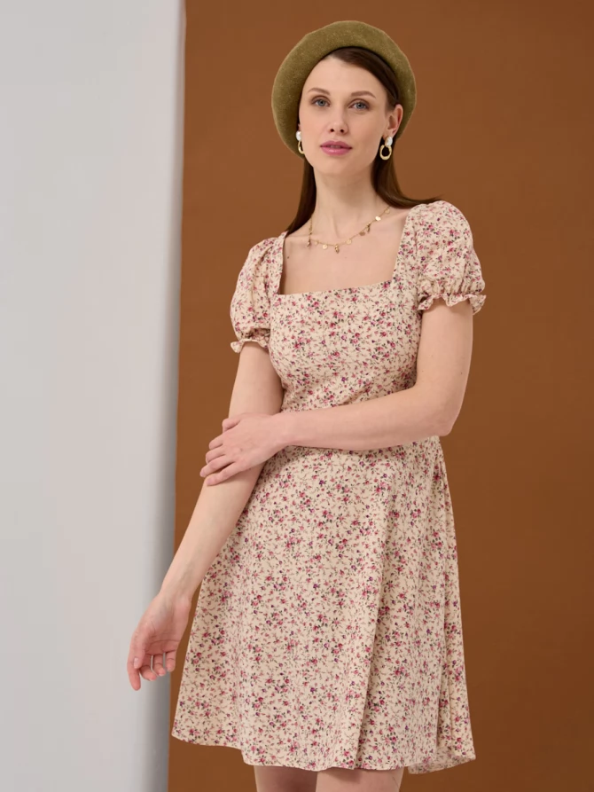 Платье мини из штапеля с цветочным принтом и квадратным вырезом