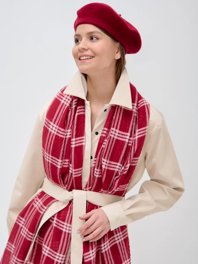 Палантин в красную клетку с текстурной выработкой